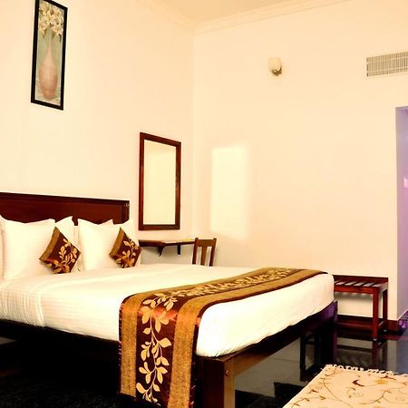 Hotel Bonsejour Пондичери Екстериор снимка