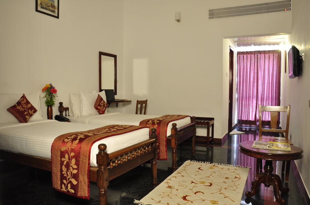 Hotel Bonsejour Пондичери Екстериор снимка