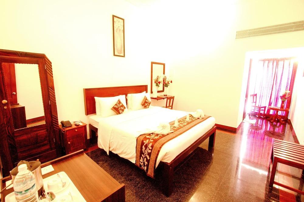 Hotel Bonsejour Пондичери Екстериор снимка