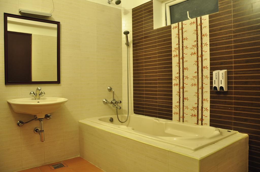 Hotel Bonsejour Пондичери Екстериор снимка