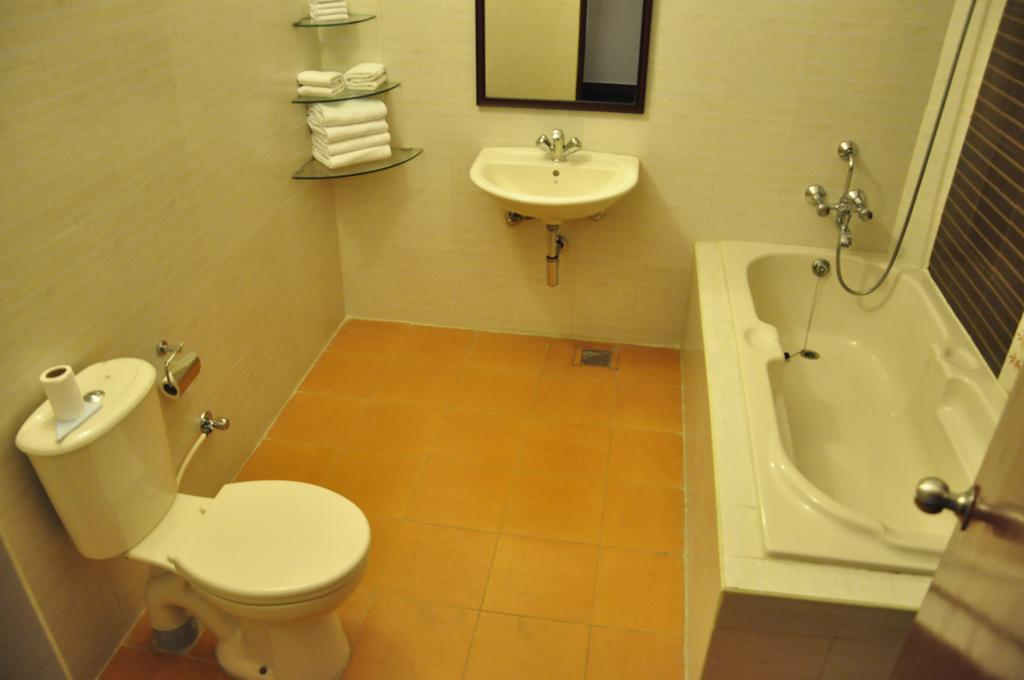 Hotel Bonsejour Пондичери Екстериор снимка