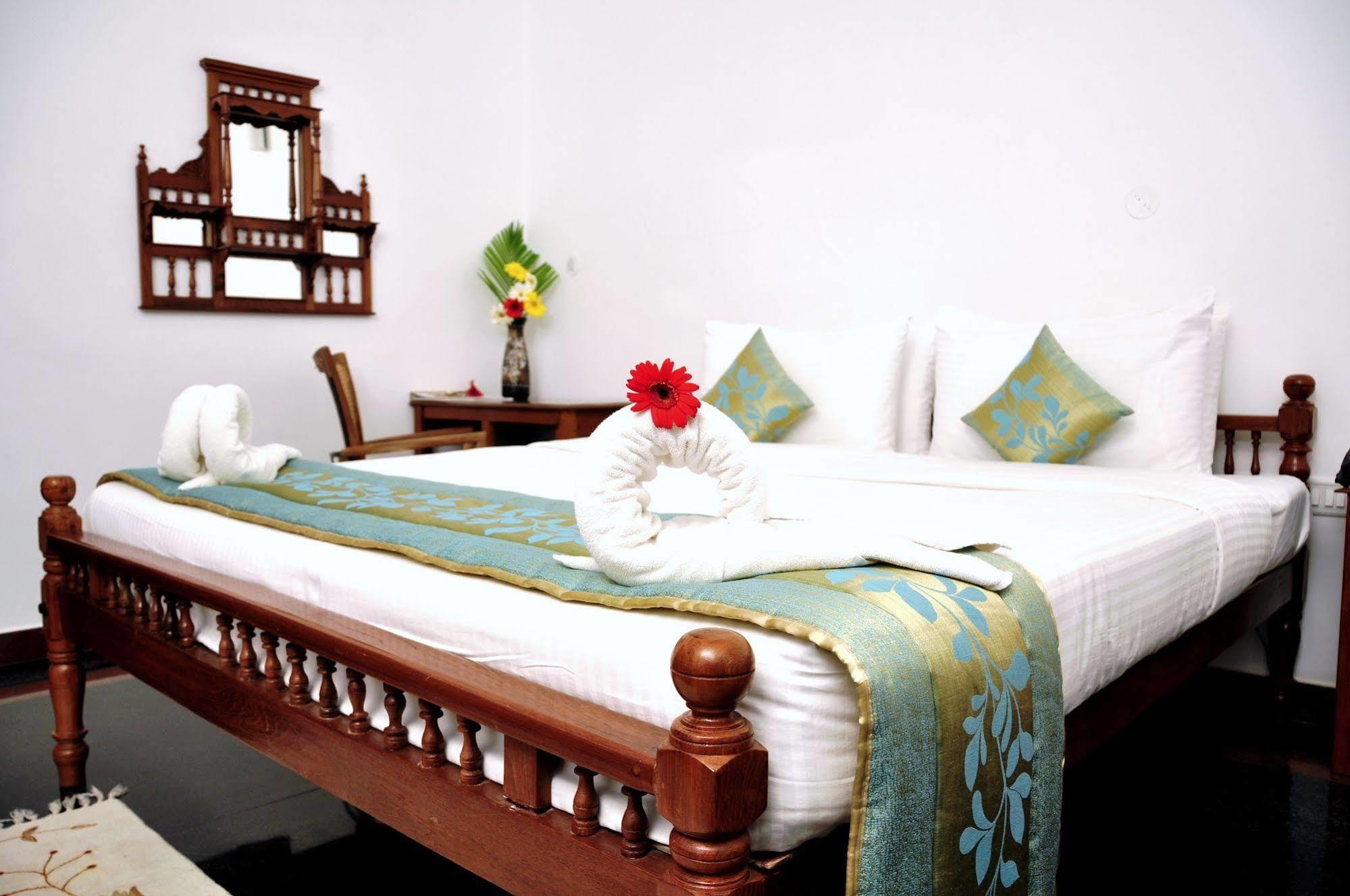 Hotel Bonsejour Пондичери Екстериор снимка